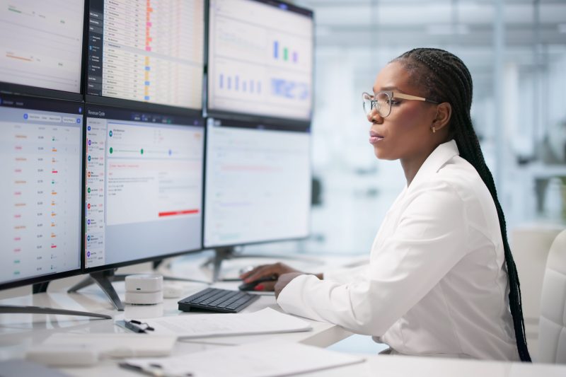 Clinician using speech recognition software in an EHR